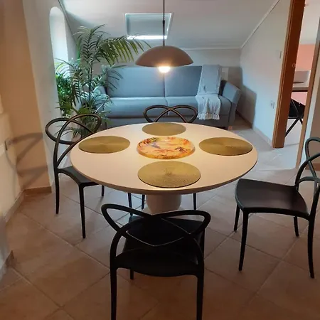 Idyllische Dachwohnung Am Hafen Von Porto Maurizio Apartman